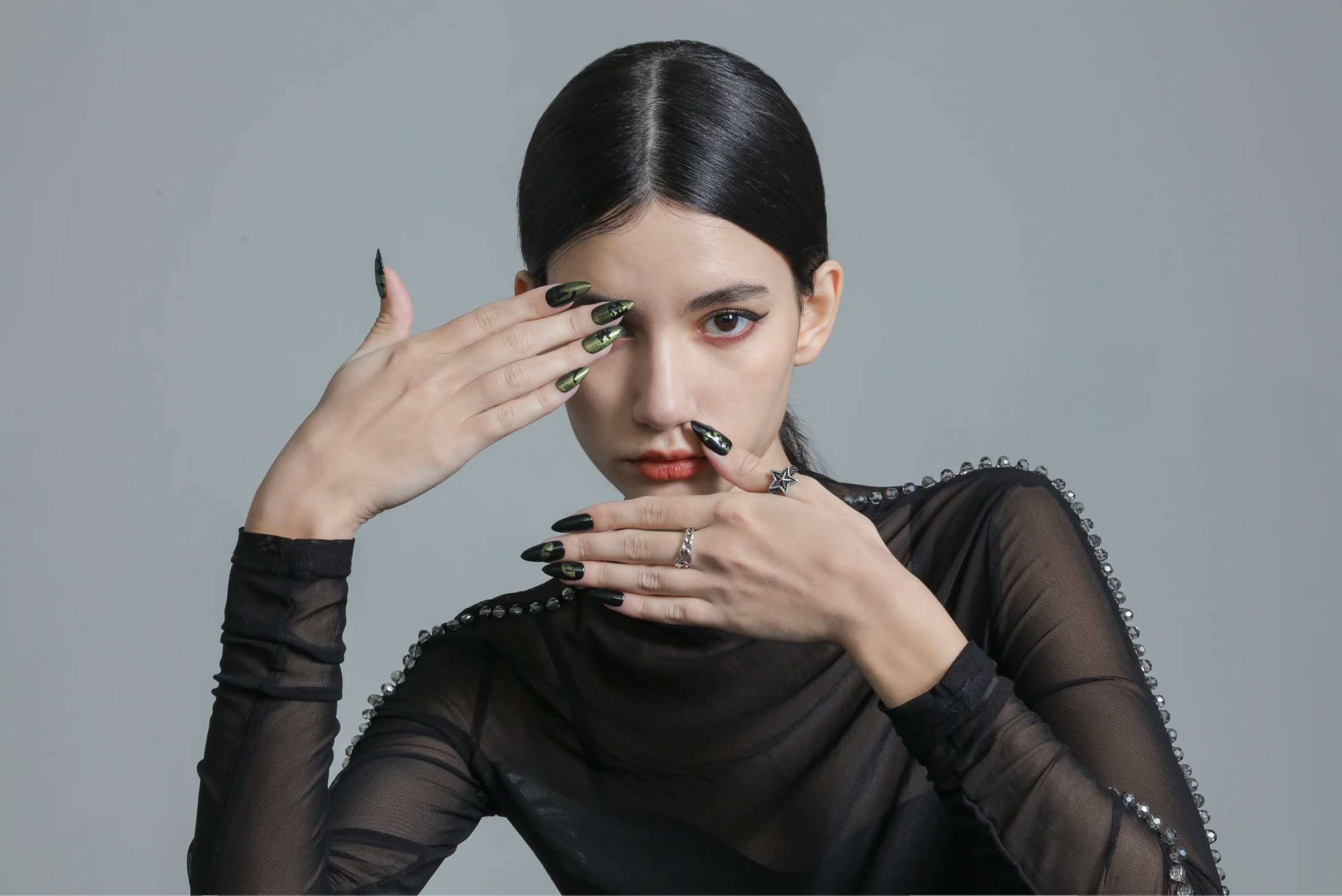 Dark Glamour and Dazzling Elegance: Press-on Nails That Tell a Story